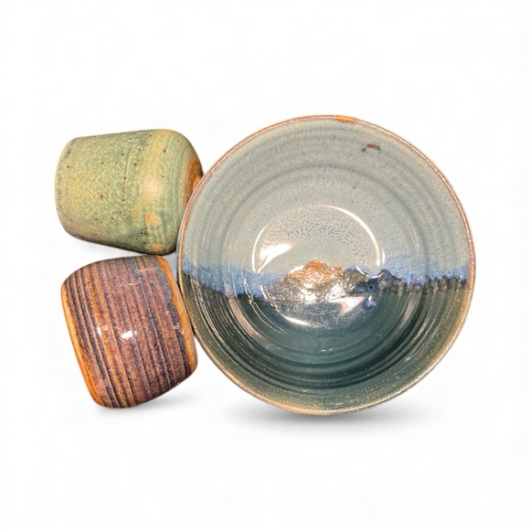 Lot of signed Studio Pottery Bowl, Shakers,Lidded Bowl,2 pots handcraft artisans - Picture 8 of 14